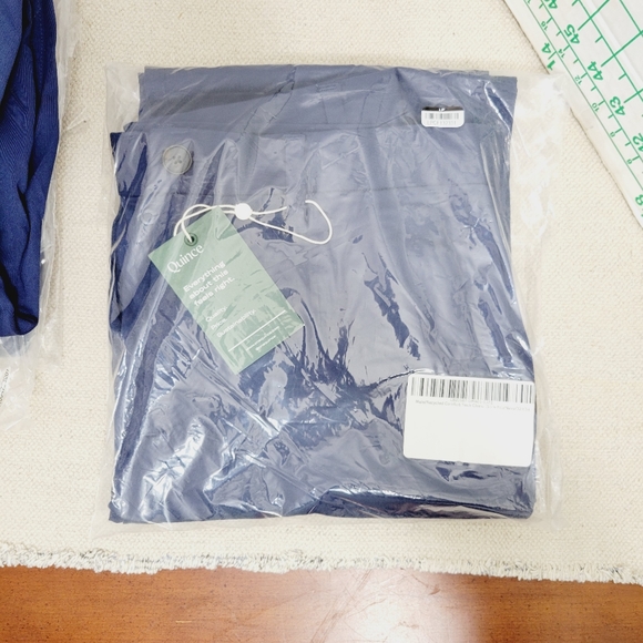 Quince's Recycled Comfort Tech Chino MEN'S (Slim Fit) Navy, 3M Reflective stripe - Picture 5 of 6